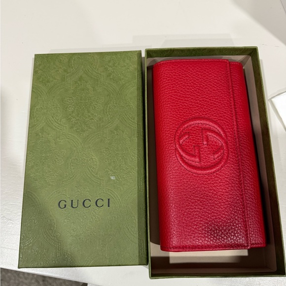 Gucci Red Pebbled Leather Wallet with Embossed Logo - Picture 2 of 12